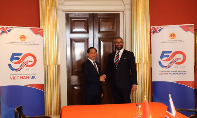 Bộ trưởng Ngoại giao Bùi Thanh Sơn trong cuộc gặp Ngoại trưởng Anh James Cleverly ngày 5/5. (Ảnh: Mofa)