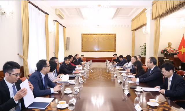 Các quan chức Việt Nam - Trung Quốc tại cuộc hội đàm ngày 28/9. (Ảnh: Mofa)