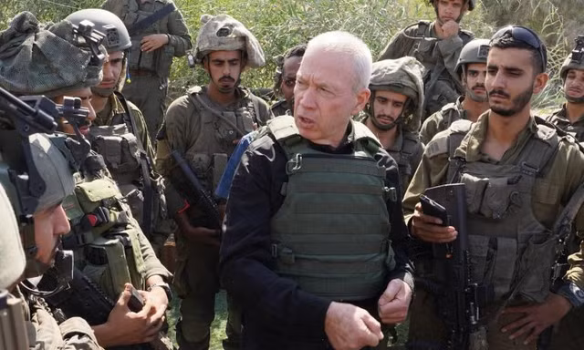 Bộ trưởng Quốc phòng Israel Yoav Gallant (giữa) được nói là đang mâu thuẫn với Thủ tướng Benjamin Netanyahu về kế hoạch tấn công trên bộ vào Dải Gaza. (Ảnh: Anadolu) 