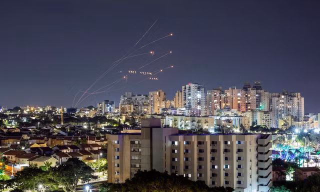 Hệ thống phòng thủ tên lửa Vòm sắt của Israel đánh chặn rốc-két từ Dải Gaza ngày 7/10. (Ảnh: Reuters)