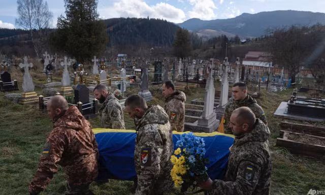 Lính Ukraine khiêng quan tài của đồng đội ở nghĩa trang Iltsi ngày 26/12/2023. (Ảnh: AP)