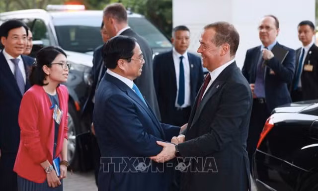 Thủ tướng Phạm Minh Chính tiếp Chủ tịch Đảng nước Nga Thống nhất Dmitry Medvedev ngày 22/5. (Ảnh: TTXVN)