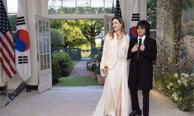 Minh tinh Angelina Jolie và con trai 21 tuổi Maddox