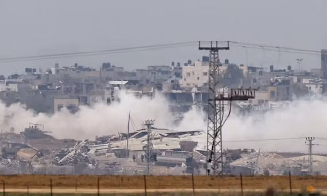Xe tăng và binh lính Israel hoạt động ở Dải Gaza ngày 21/12. (Ảnh: Reuters)