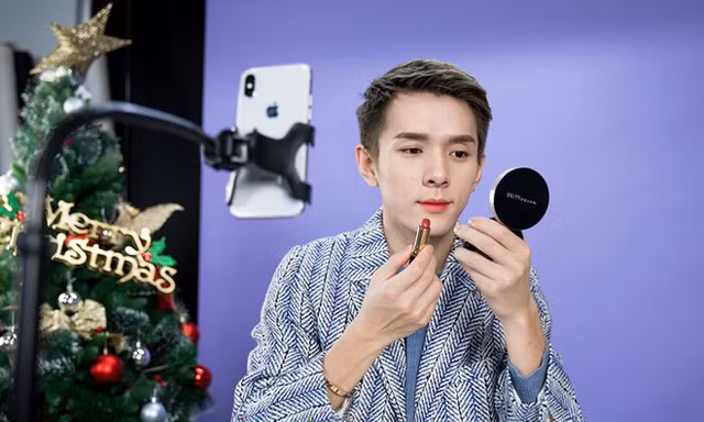 Lý Giai Kỳ được gọi là 'ông hoàng son môi' nhờ khả năng kiếm bội tiền trong các phiên bán hàng mỹ phẩm trực tuyến. (Ảnh: QQ)