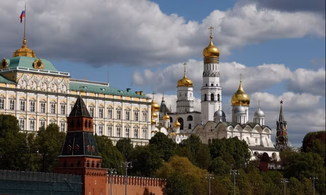 Xe chở tên lửa đất đối không S-400 của Nga đi qua Điện Kremlin trong lễ kỷ niệm Ngày Chiến thắng 9/5/2023. (Ảnh: Reuters)