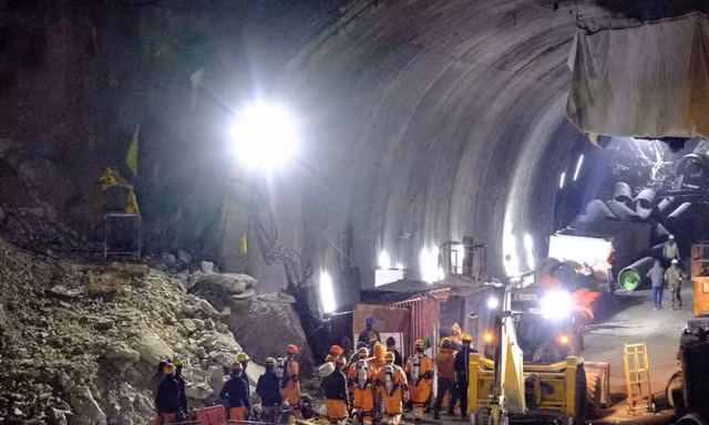 Hiện trường nơi xảy ra vụ sập hầm khiến 41 công nhân Ấn Độ mắc kẹt. (Ảnh: Reuters)