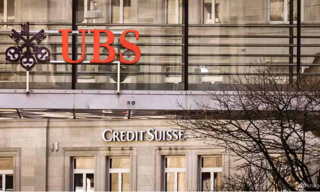 Logo của UBS và Credit Suisse bên ngoài một toà nhà ở Thuỵ Sĩ. (Ảnh: AP)