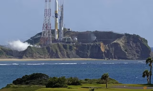 Tên lửa H-IIA trên bệ phóng tại Trung tâm vũ trụ Tanegashima thuộc đảo Tanegashima. (Ảnh: Reuters)