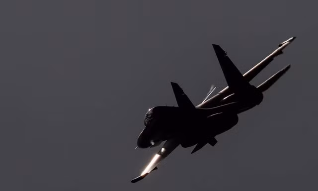 Nga điều Su-30 xua máy bay không người lái Mỹ trên Biển Đen