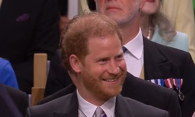 Hoàng tử Harry cười nói vui vẻ với mọi người xung quanh trong buổi lễ. (Ảnh: Daily Mail) 