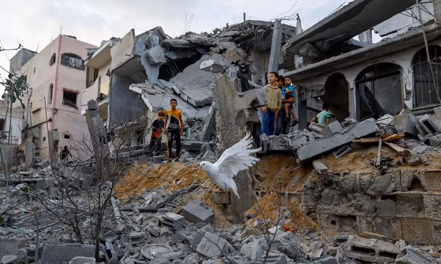 Cảnh tượng đổ nát ở miền nam Gaza sau các cuộc tấn công của Israel. (Ảnh: Reuters)