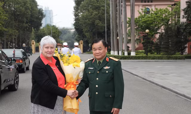 Quốc vụ khanh Bộ Quốc phòng Anh gặp Thứ trưởng Bộ Quốc phòng Hoàng Xuân Chiến