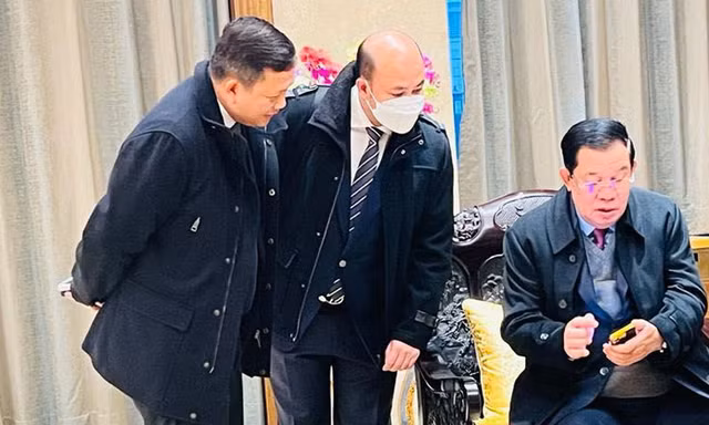 Ông Hun Sen và hai con trai Hun Manet và Hun Many. (Ảnh: Khmer Times)