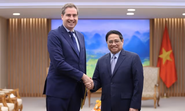 Thủ tướng Phạm Minh Chính tiếp ông Olivier Becht, Bộ trưởng đặc trách Ngoại thương, Thu hút kinh tế và người Pháp ở nước ngoài. (Ảnh: Chinhphu.vn)