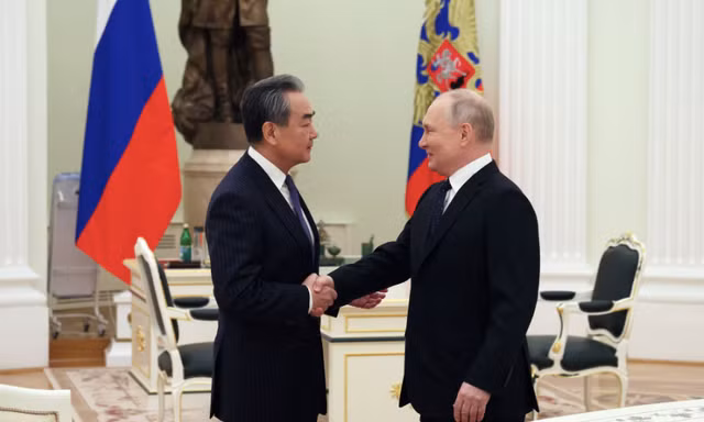 Tổng thống Nga Vladimir Putin tiếp nhà ngoại giao Trung Quốc Vương Nghị