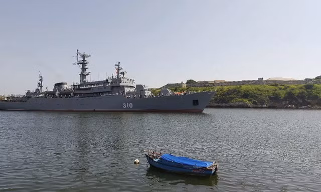 Tàu Hải quân Nga Perekop cập cảng Havana ngày 11/7. (Ảnh: CNN)
