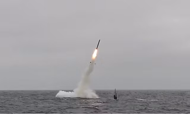 Tàu ngầm USS Annapolis (SSN 760) phóng một tên lửa Tomahawk trên vùng biển California năm 2018