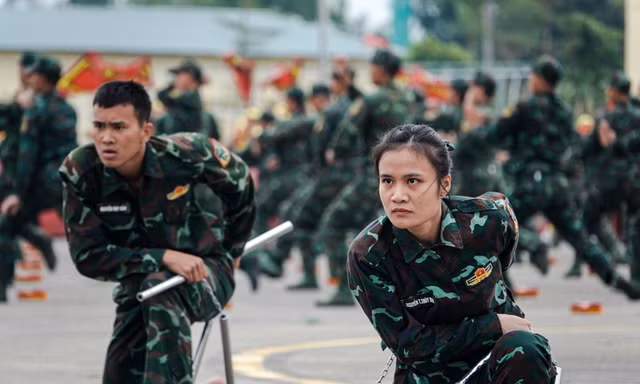 Đặc công, quân khuyển Biên phòng trình diễn tuyệt kỹ tại sân bay Gia Lâm