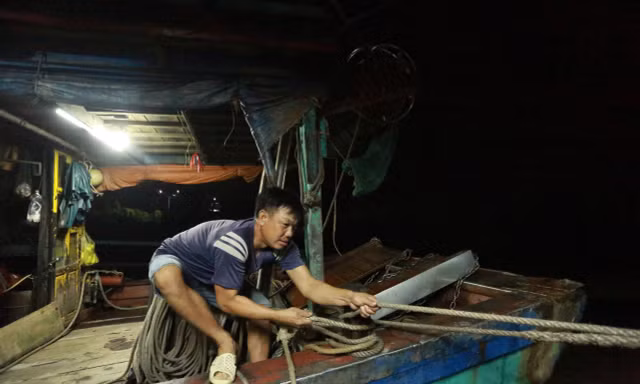Ngư dân trắng đêm bảo vệ tàu thuyền trước bão YAGI 