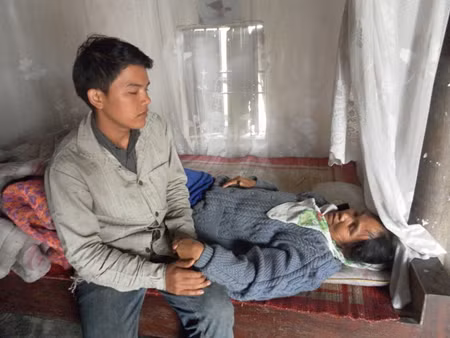 ‘Mẹ khó qua khỏi, nên con cố học xong đại học đi’