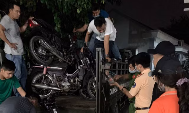 Lực lượng chức năng thu giữ nhiều xe máy.