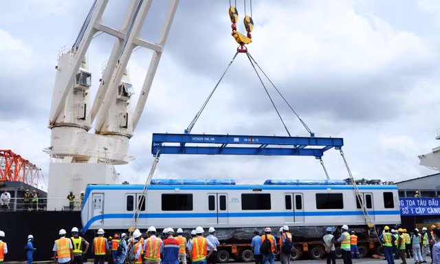 Cận cảnh đoàn tàu đầu tiên của Metro số 1 cập cảng TPHCM