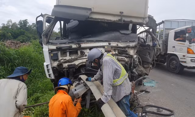 Chiếc xe tải biến dạng phần đầu sau tai nạn.