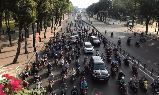 Sài Gòn ngày cuối giãn cách: Đường phố đông đúc, hàng quán vẫn im lìm