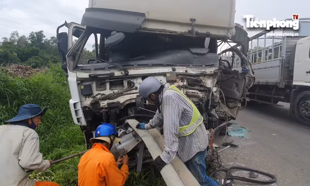 Ám ảnh hiện trường vụ ô tô 'đấu đầu' 8 người chết ở Bình Thuận