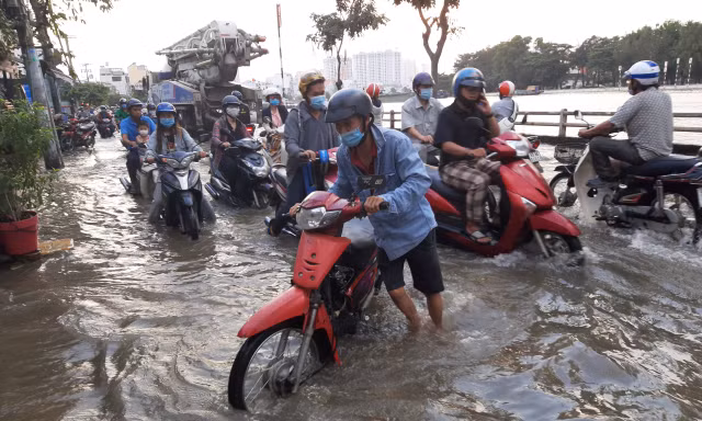 Người dân Sài Gòn lại bì bõm lội nước về nhà ngày triều cường đạt đỉnh