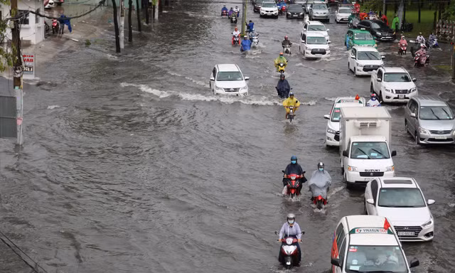 Cửa ngõ Sài Gòn ngập sâu, xe cộ chết máy hàng loạt trên đường
