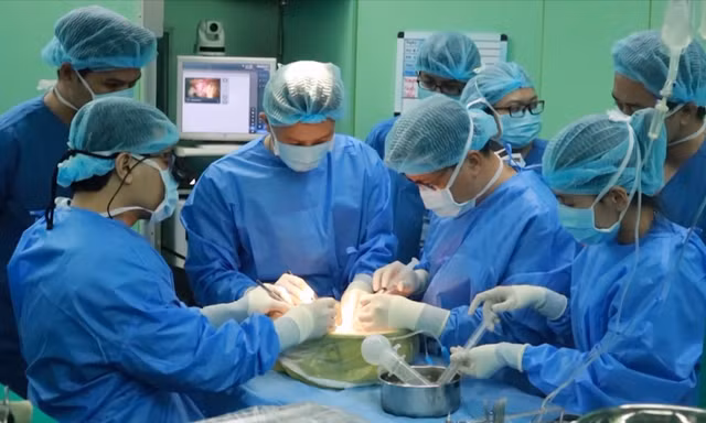Các bác sĩ thực hiện ca ghép gan tại Bệnh viện Đại học Y dược TPHCM.