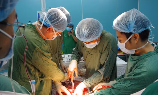 Các bác sĩ thực hiện ca mổ cứu sống bệnh nhân.