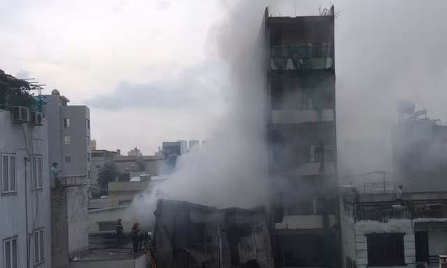 Khói lửa bốc lên nghi ngút.
