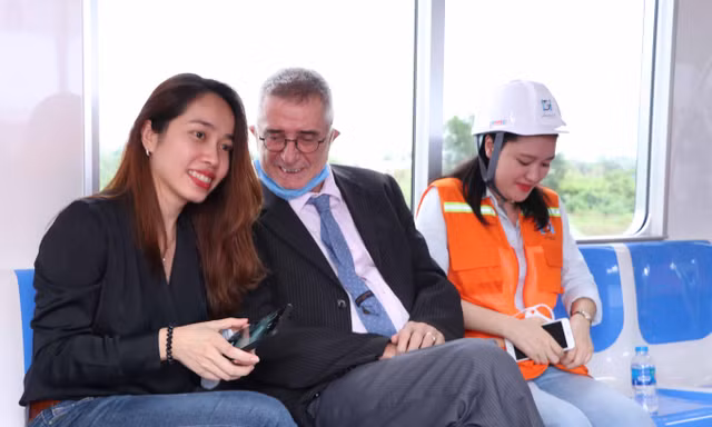 Có gì bên trong đoàn tàu metro số 1 của TPHCM?