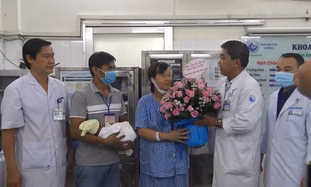 Lãnh đạo Bệnh viện Từ Dũ TPHCM chúc mừng sản phụ.