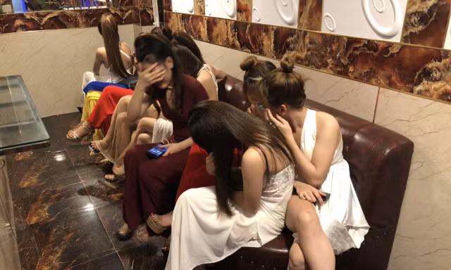 Nữ nhân viên mặc hở hang phục vụ khách trong quán karaoke.