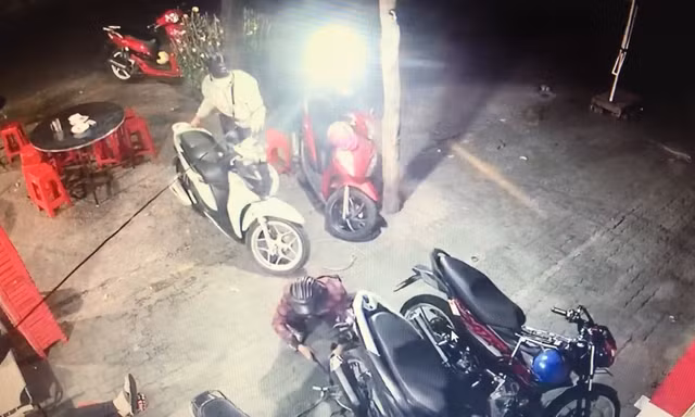 Hai thanh niên bẻ khóa trộm xe máy tại đám tang.