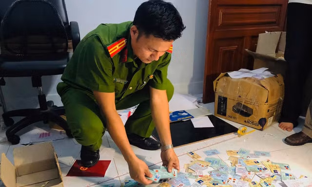 Nhiều loại giấy tờ giả bị thu giữ.