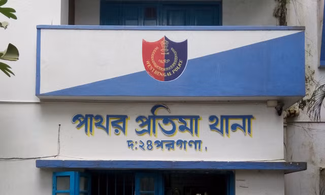 Đồn cảnh sát Patharpratima, nơi người đàn ông mang đầu vợ đến tự thú đã giết vợ.