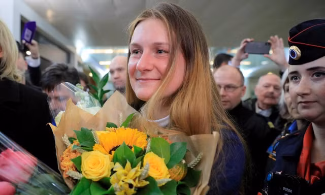 Điệp viên Maria Butina được trả tự do và được tặng hoa trong vòng vây người đón tại sân bay quốc tế Sheremetyevo, ngoại ô Moscow ngày 26/10 vừa qua. .