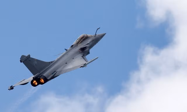 Máy bay chiến đấu Dassault tham gia trình diễn bay trước lễ khai mạc Triển lãm hàng không quốc tế Paris. Ảnh: Getty Images.