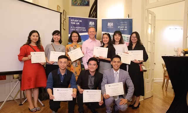 Đại sứ Anh Gareth Ward và các du học sinh vừa tốt nghiệp thạc sỹ tại Anh trở về. Ảnh: Thùy Liên