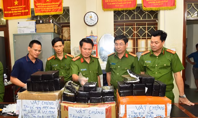 Đại tá Nguyễn Văn Viện, Cục trưởng C04 kiểm tra tang vật của vụ án