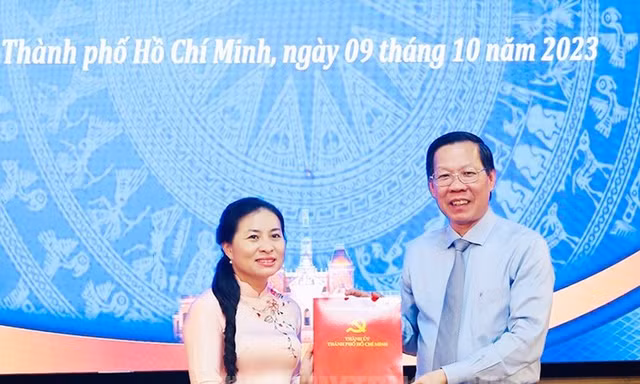 Chủ tịch TPHCM trao quyết định cán bộ