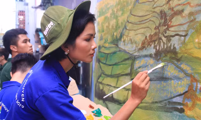 Ra quân Mùa hè xanh, Hoa hậu H'Hen Niê năng nổ đi vẽ tranh