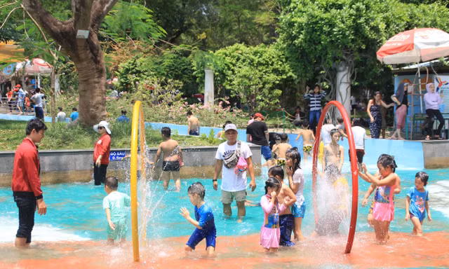 Hồ bơi ở TPHCM "tăng nhiệt" ngày cuối kỳ nghỉ lễ 30/4 và 1/5
