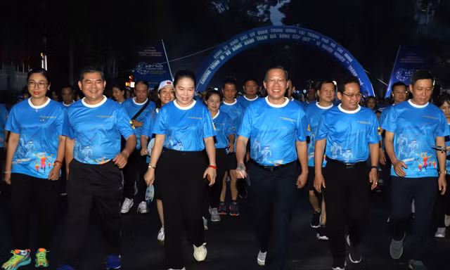 Chủ tịch TPHCM cùng 3.000 người tập thể dục từ 5 giờ sáng