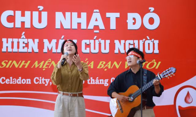 Cặp đôi 'chàng đàn - nàng hát' Hoàng Trang - Nguyễn Đông làm điều ý nghĩa tại Chủ nhật Đỏ